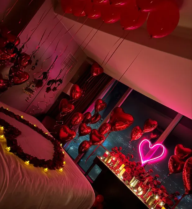 Midnight Scarlet – Ultra Romantic Candle & Balloon Room Decor